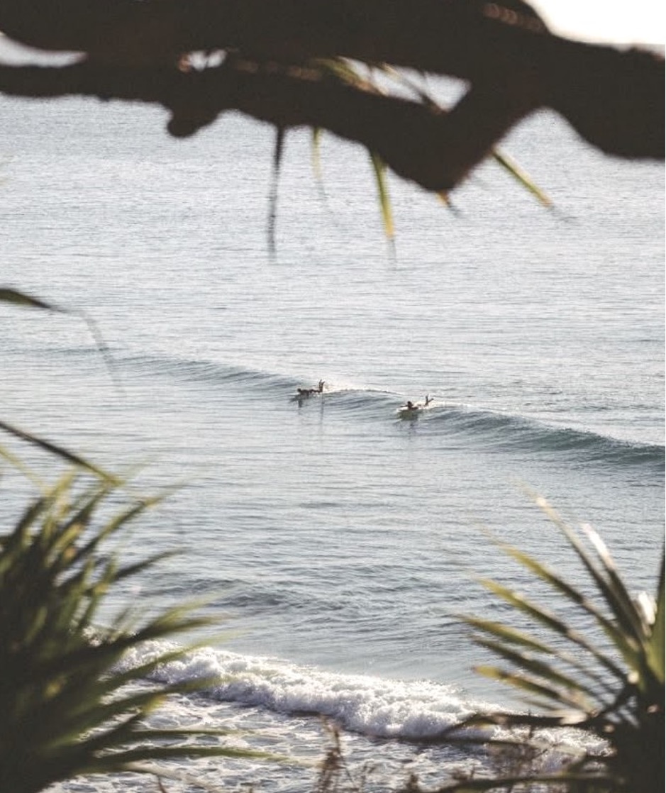 Playa con surfistas — la cultura y creatividad de Costa Studio